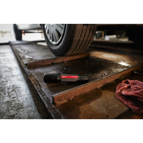 Akumulatorowa latarka USB 2000 lumenów L4 FL2000-301 Milwaukee 19