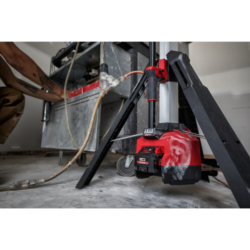 Lampa stojąca z wbudowaną ładowarką M18 HOSALC-0 Milwaukee 6000 lumwenów 11