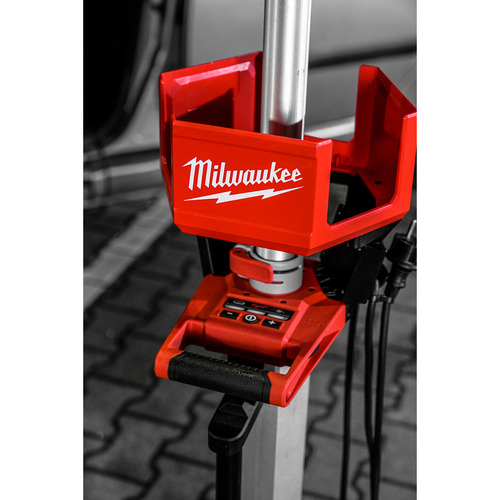 Lampa stojąca z wbudowaną ładowarką M18 HOSALC-0 Milwaukee 6000 lumwenów 18