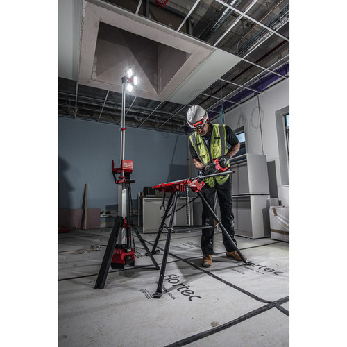 Lampa stojąca z wbudowaną ładowarką M18 HOSALC-0 Milwaukee 6000 lumwenów 21