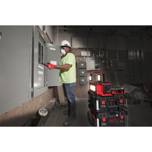 Lampa do oświetlania powierzchni/ładowarka PACKOUT™ M18 POALC-0 Milwaukee 18