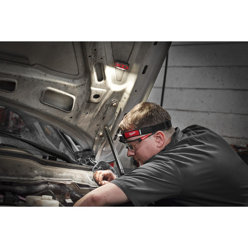 Akumulatorowa latarka-czołówka z USB 450 lumenów IR HL450 Milwaukee 46