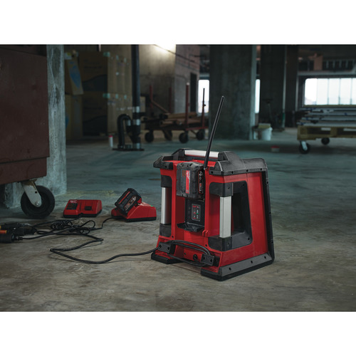 Radio z ładowarką M18™ RC i Bluetooth® Milwaukee 8