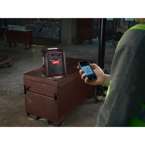 Radio z ładowarką M18™ RC i Bluetooth® Milwaukee 9