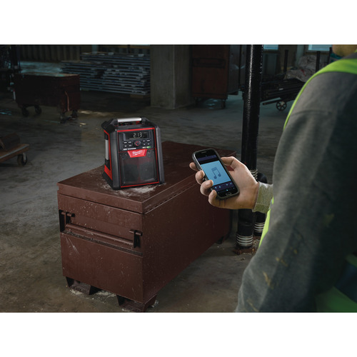 Radio z ładowarką M18™ RC i Bluetooth® Milwaukee 10