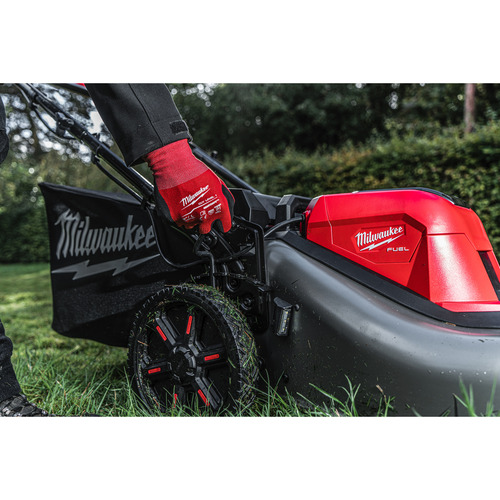 kosiarka akumulatorowa z napędem Milwaukee f2lm53-0 M18 53 cm na dwa akumulatory 10