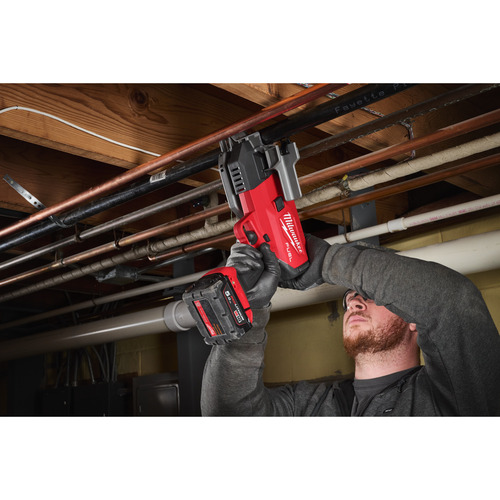 Milwaukee M18 FPCS-502X – akumulatorowa przecinarka do rur stalowych 1" FUEL 2 aku ładowarka 2