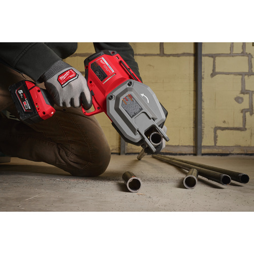 Milwaukee M18 FPCS-502X – akumulatorowa przecinarka do rur stalowych 1" FUEL 2 aku ładowarka 5