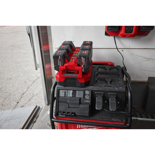 M18 MPC6 mobilna szybka ładowarka PACKOUT™ 6 portowa Milwaukee 3