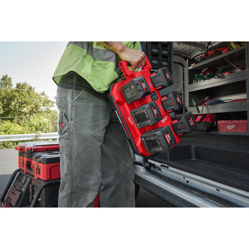 M18 MPC6 mobilna szybka ładowarka PACKOUT™ 6 portowa Milwaukee 4