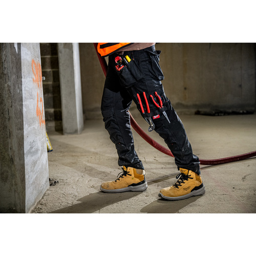 Spodnie robocze FREEFLEX z kieszeniami kaburowymi czarne W36/L32 (EU 52) Milwaukee 2