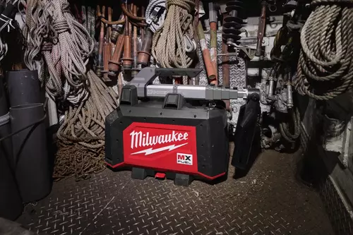 Milwaukee MXFTLIC-601 – mobilny maszt oświetleniowy 15000 Lm MX FUEL™ 9