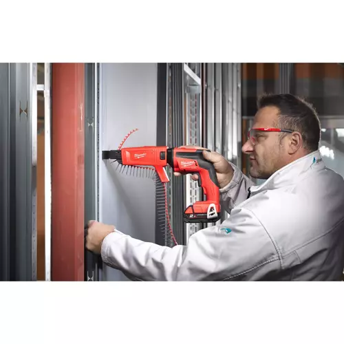 Milwaukee M18 FSGC-202X wkrętarka do płyt gipsowo-kartonowych 18 V FUEL z magazynkiem 10