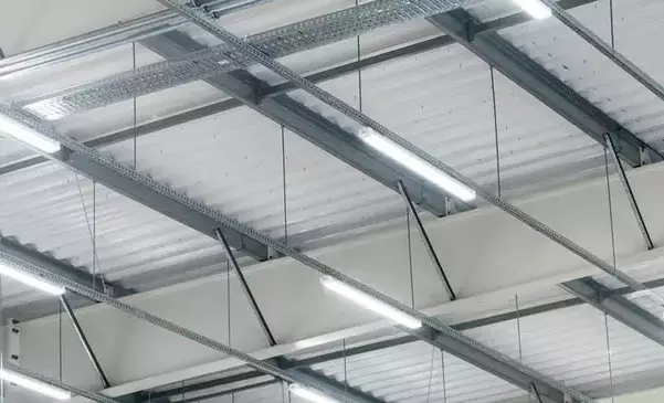 Jak poprawnie ustawić oświetlenie na stanowisku pracy?