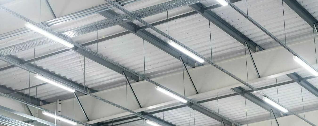 Jak poprawnie ustawić oświetlenie na stanowisku pracy?